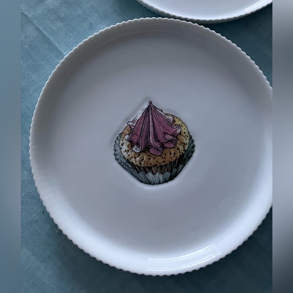 Williams Sonoma White Cupcake Dessert plates (set of four) - Picture 5 of 8